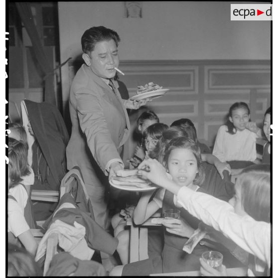 Distribution de friandises aux enfants lors de la distribution de jouets à l'AFOM.