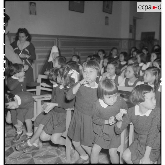 Jeunes orphelines lors de la distribution de jouets à l'AFOM.