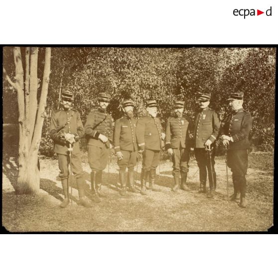[Manoeuvres militaires à Choisy-le-Roi en 1909. Groupe d'officiers].