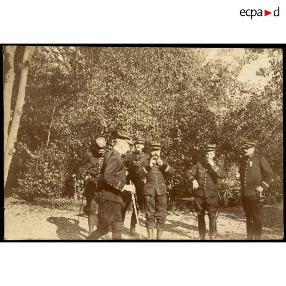 [Manoeuvres militaires à Choisy-le-Roi en 1909. Groupe d'officiers].