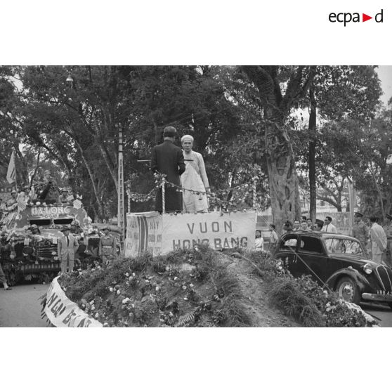 Char de carnaval défilant à l'occasion de l'anniversaire des accords du 8 mars 1949.