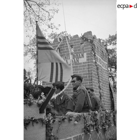 Char de carnaval défilant à l'occasion de l'anniversaire des accords du 8 mars 1949.