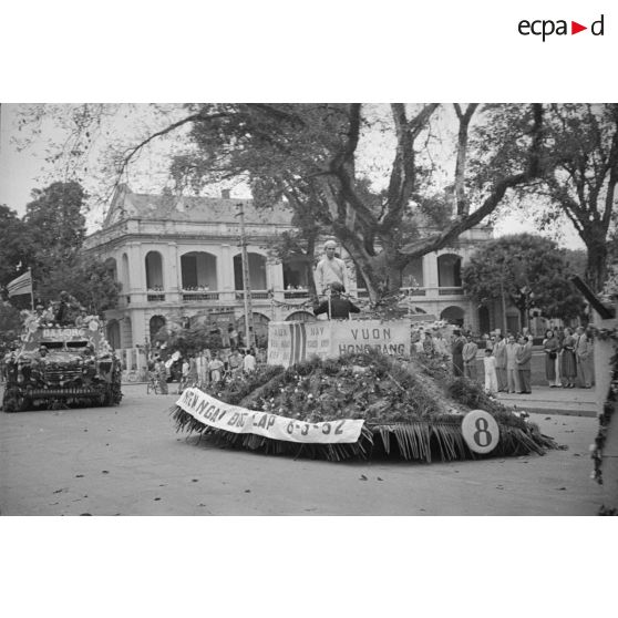 Char de carnaval défilant à l'occasion de l'anniversaire des accords du 8 mars 1949.