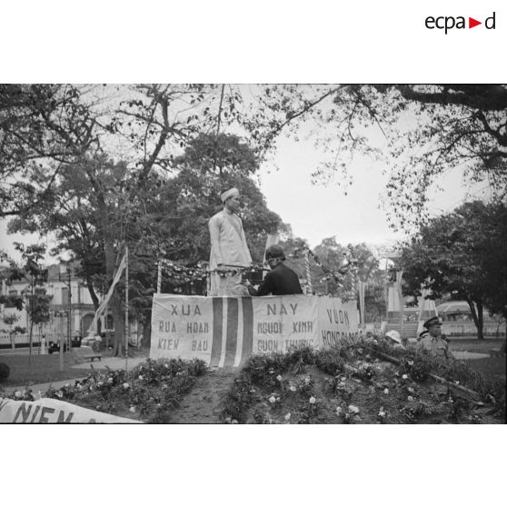 Char de carnaval défilant à l'occasion de l'anniversaire des accords du 8 mars 1949.