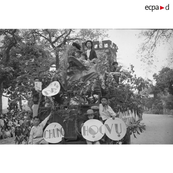 Char de carnaval défilant à l'occasion de l'anniversaire des accords du 8 mars 1949.