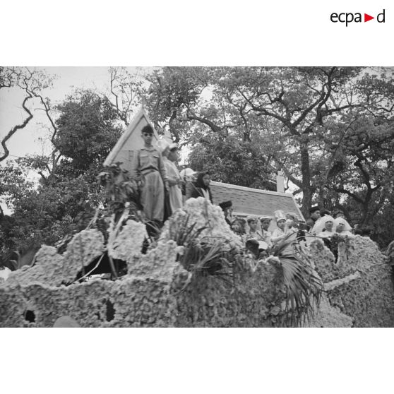 Char de carnaval défilant à l'occasion de l'anniversaire des accords du 8 mars 1949.