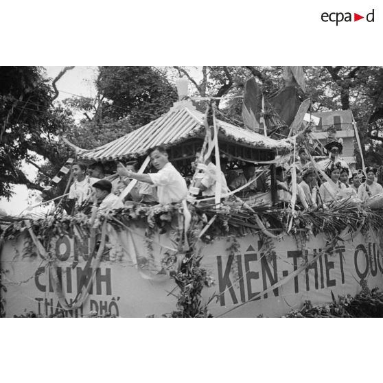 Char de carnaval défilant à l'occasion de l'anniversaire des accords du 8 mars 1949.		