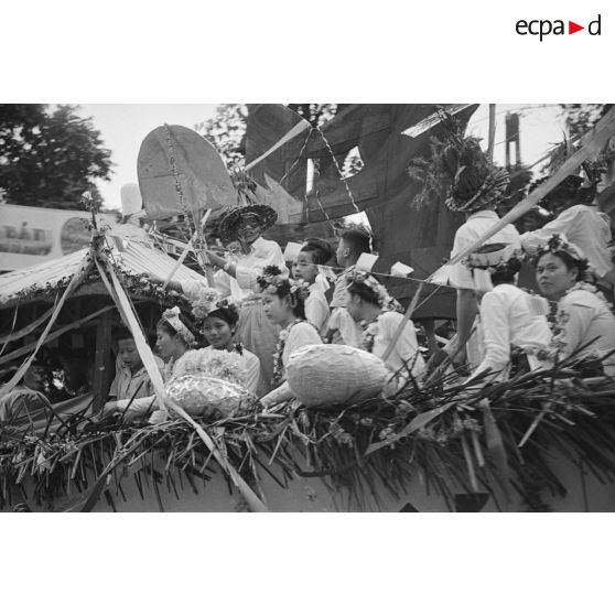 Char de carnaval défilant à l'occasion de l'anniversaire des accords du 8 mars 1949.		