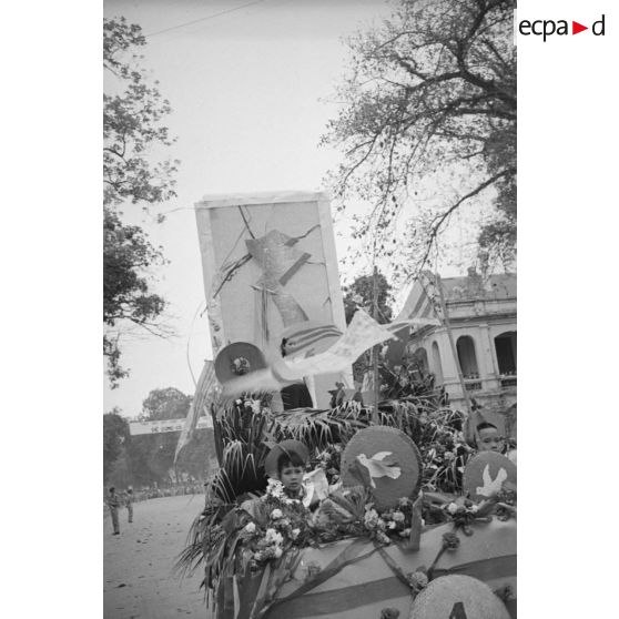 Char de carnaval défilant à l'occasion de l'anniversaire des accords du 8 mars 1949.		