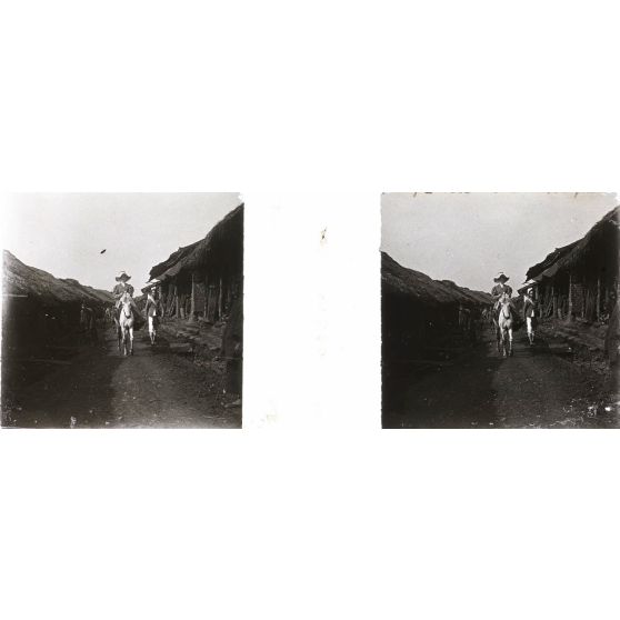 117/ Lon Con Chap. Traversée du village. [légende d'origine]