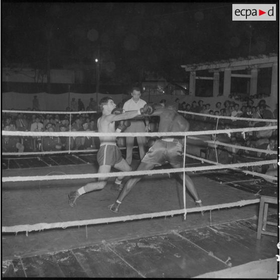 Combat de boxe dans le cadre de la kermesse organisée au profit des oeuvres de l'asile Saint Antoine.