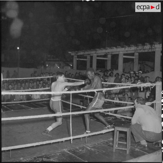 Combat de boxe dans le cadre de la kermesse organisée au profit des oeuvres de l'asile Saint Antoine.