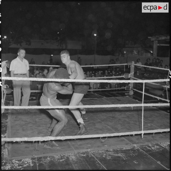 Combat de boxe dans le cadre de la kermesse organisée au profit des oeuvres de l'asile Saint Antoine.