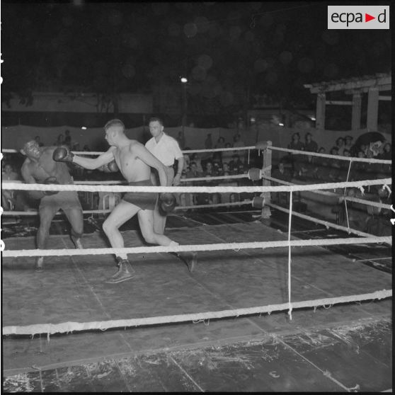 Combat de boxe dans le cadre de la kermesse organisée au profit des oeuvres de l'asile Saint Antoine.