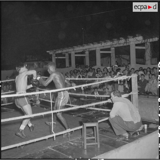 Combat de boxe dans le cadre de la kermesse organisée au profit des oeuvres de l'asile Saint Antoine.