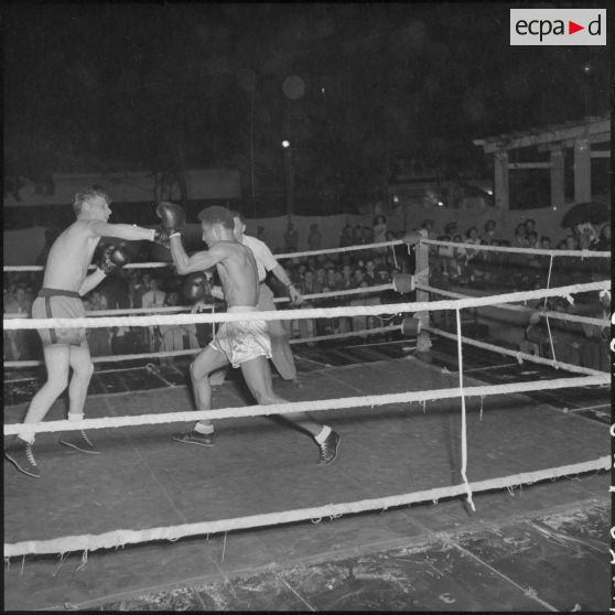 Combat de boxe dans le cadre de la kermesse organisée au profit des oeuvres de l'asile Saint Antoine.