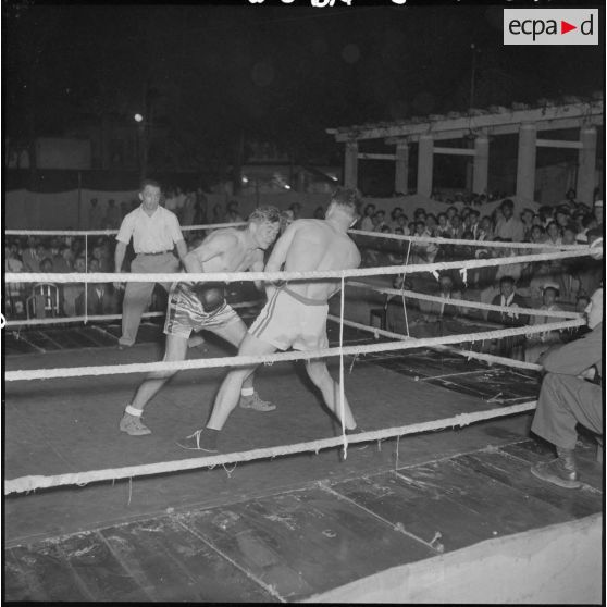 Combat de boxe dans le cadre de la kermesse organisée au profit des oeuvres de l'asile Saint Antoine.