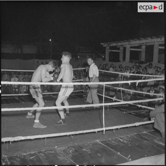 Combat de boxe dans le cadre de la kermesse organisée au profit des oeuvres de l'asile Saint Antoine.