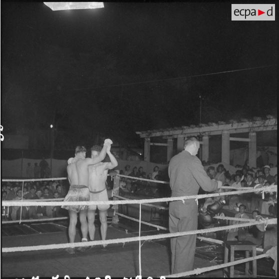 Combat de boxe dans le cadre de la kermesse organisée au profit des oeuvres de l'asile Saint Antoine.