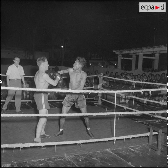Combat de boxe dans le cadre de la kermesse organisée au profit des oeuvres de l'asile Saint Antoine.