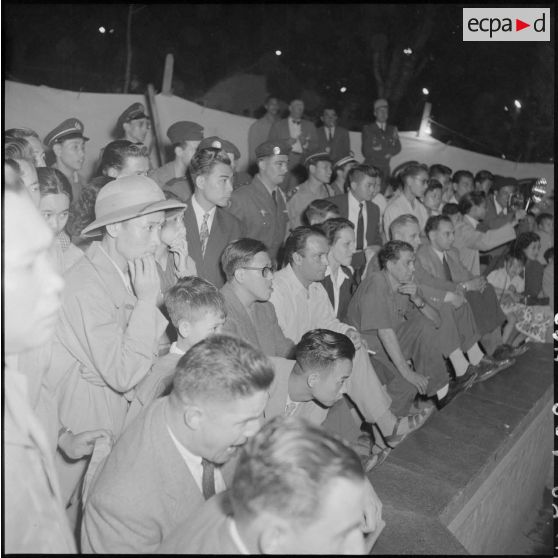 Spectateurs regardant le combat de boxe dans le cadre de la kermesse organisée au profit des oeuvres de l'asile Saint Antoine.