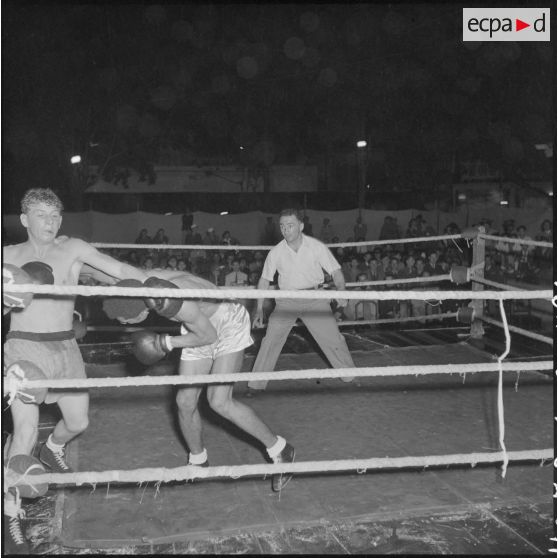 Combat de boxe dans le cadre de la kermesse organisée au profit des oeuvres de l'asile Saint Antoine.