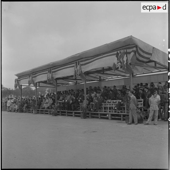 Tribune officielle lors d'un meeting au jardin botanique d'Hanoï.