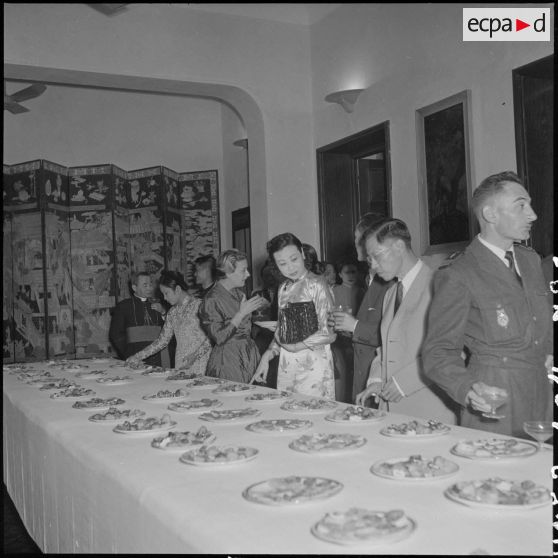 A l'occasion de la remise des insignes impériaux vietnamiens au chef de l'Etat du Vietnam M. Bao Dai par le général de Linarès, une réception est organisée.