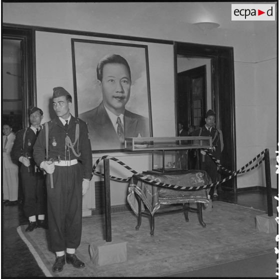 Les insignes impériaux vietnamiens, remis au chef de l'Etat du Vietnam M. Bao Dai par le général de Linarès, sont placés sous haute sécurité.