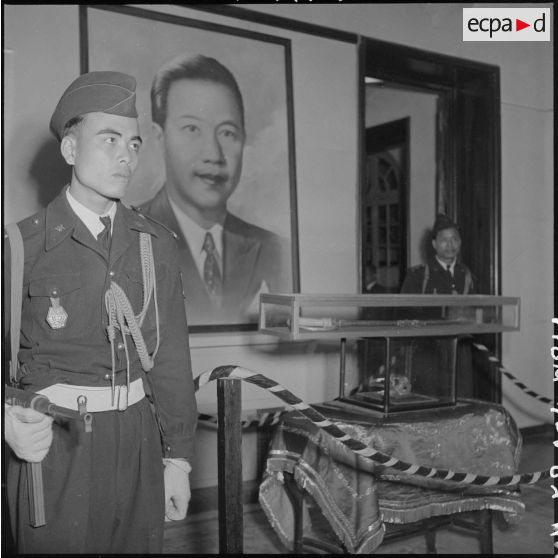 Les insignes impériaux vietnamiens, remis au chef de l'Etat du Vietnam M. Bao Dai par le général de Linarès, sont placés sous haute sécurité.