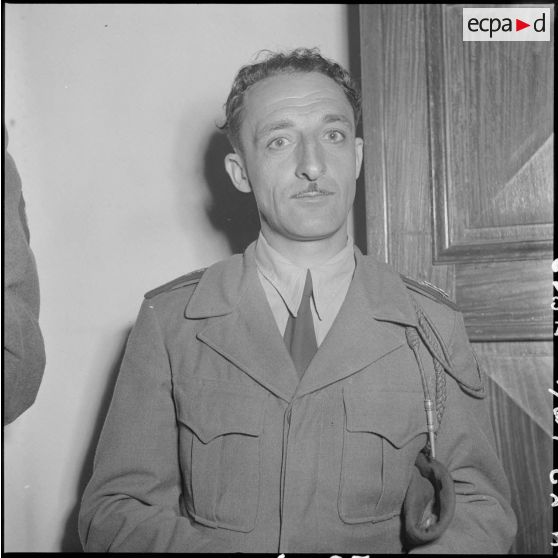 Portrait d'un officier participant à la réception organisée pour la remise des insignes impériaux vietnamiens au chef de l'Etat du Vietnam M. Bao Dai par le général de Linarès.