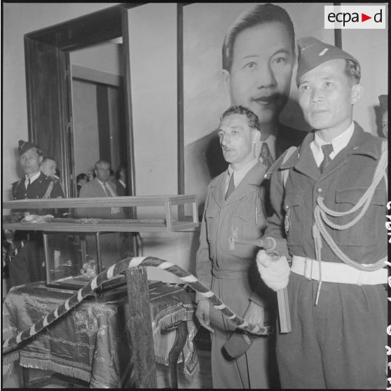 Les insignes impériaux vietnamiens, remis au chef de l'Etat du Vietnam M. Bao Dai par le général de Linarès, sont placés sous haute sécurité.