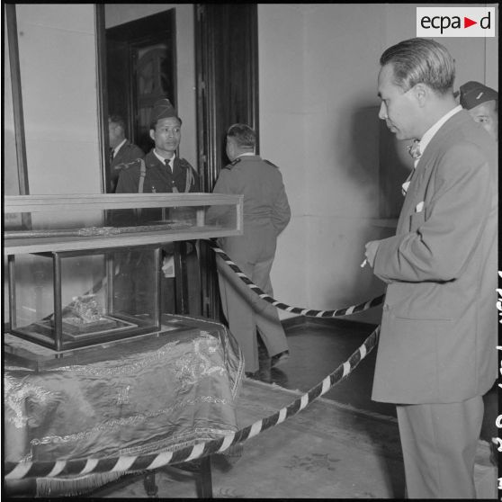 Les insignes impériaux vietnamiens, remis au chef de l'Etat du Vietnam M. Bao Dai par le général de Linarès, sont placés sous haute sécurité.