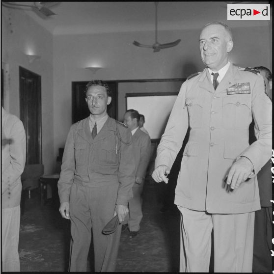 Le général de Linarès et un officier, lors de la réception organisée organisée pour la remise des insignes impériaux vietnamiens au chef de l'Etat du Vietnam M. Bao Dai.