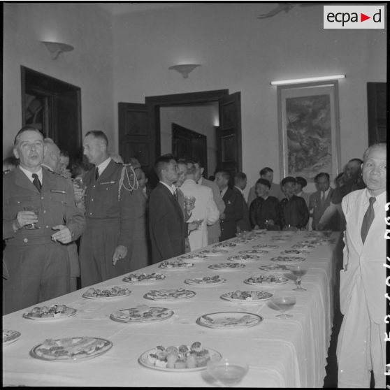 A l'occasion de la remise des insignes impériaux vietnamiens au chef de l'Etat du Vietnam M. Bao Dai par le général de Linarès, une réception est organisée.
