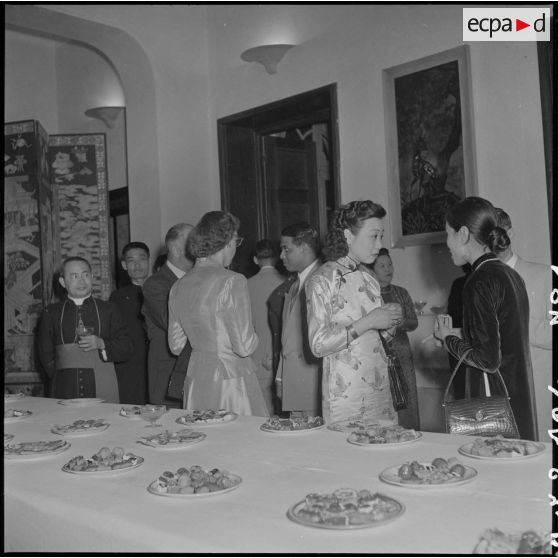 A l'occasion de la remise des insignes impériaux vietnamiens au chef de l'Etat du Vietnam M. Bao Dai par le général de Linarès, une réception est organisée.