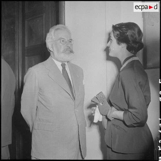 Deux invités à la réception organisée pour la remise des insignes impériaux vietnamiens au chef de l'Etat du Vietnam M. Bao Dai par le général de Linarès.