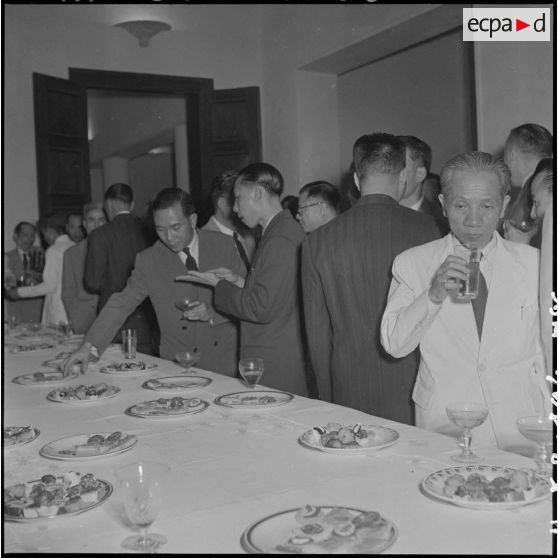 A l'occasion de la remise des insignes impériaux vietnamiens au chef de l'Etat du Vietnam M. Bao Dai par le général de Linarès, une réception est organisée.