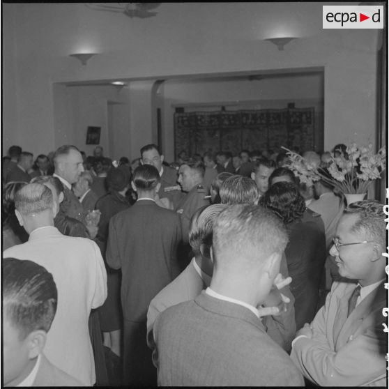 A l'occasion de la remise des insignes impériaux vietnamiens au chef de l'Etat du Vietnam M. Bao Dai par le général de Linarès, une réception est organisée.
