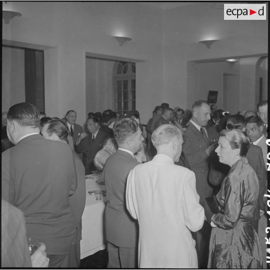 A l'occasion de la remise des insignes impériaux vietnamiens au chef de l'Etat du Vietnam M. Bao Dai par le général de Linarès, une réception est organisée.