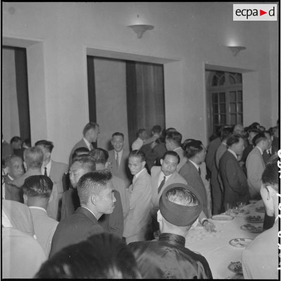 Invités vietnamiens à la réception organisée pour la remise des insignes impériaux vietnamiens au chef de l'Etat du Vietnam M. Bao Dai par le général de Linarès.