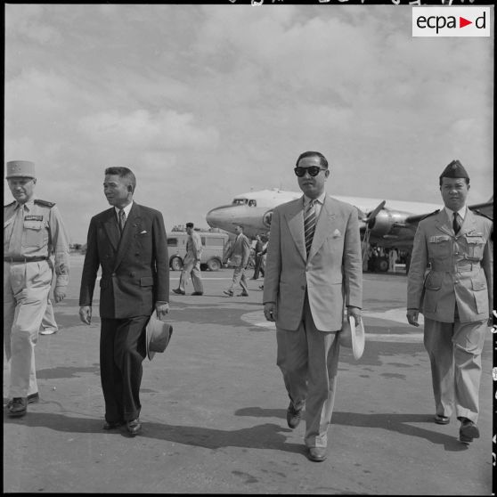 Arrivée de Pham Van Binh, gouverneur du Nord-Vietnam, à Hanoï.