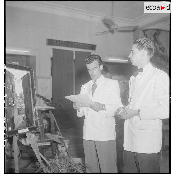 Guy Le Guillerm et un homme en civil lors du vernissage de l'exposition de peintures Dat -Le Guillerm.