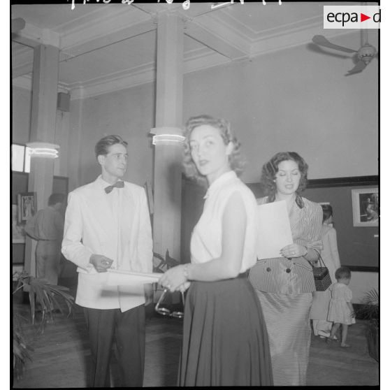 Guy Le Guillerm et deux femmes lors du vernissage de l'exposition de peintures Dat -Le Guillerm.