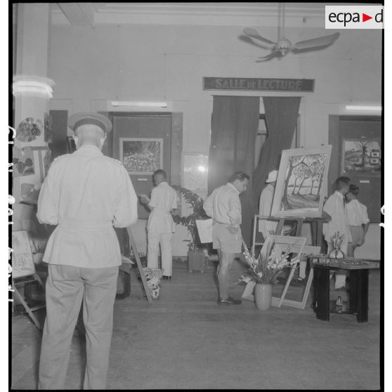 Hommes présents au vernissage de l'exposition de peintures de Vincent Dat et de Guy Le Guillerm.