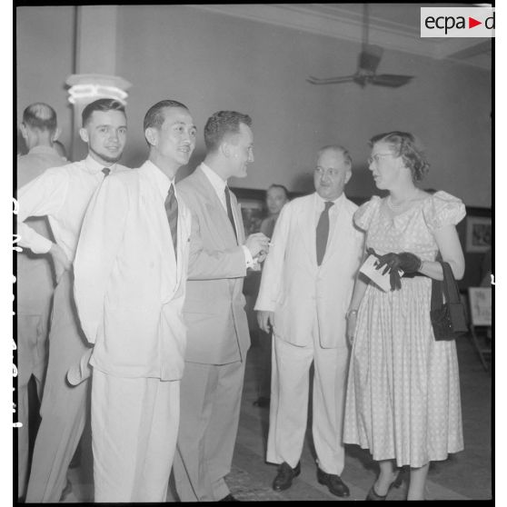 Des personnalités vietnamiennes, étrangères et françaises au  vernissage de l'exposition de peintures de Vincent Dat et de Guy Le Guillerm.