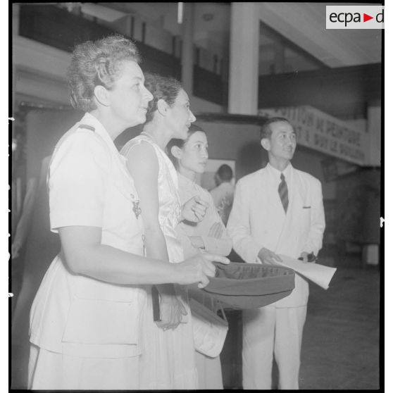 Personnes participant au vernissage de l'exposition de peintures de Vincent Dat et de Guy Le Guillerm.