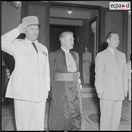 Le général de Berchoux, Christian Champy et Pham Van Binh à l'université d'Hanoï.