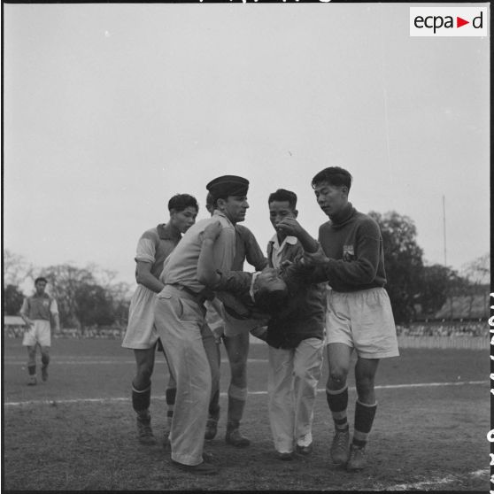 Joueur blessé dans le match de football opposant l'équipe de Nam Hoa à l'équipe militaire.