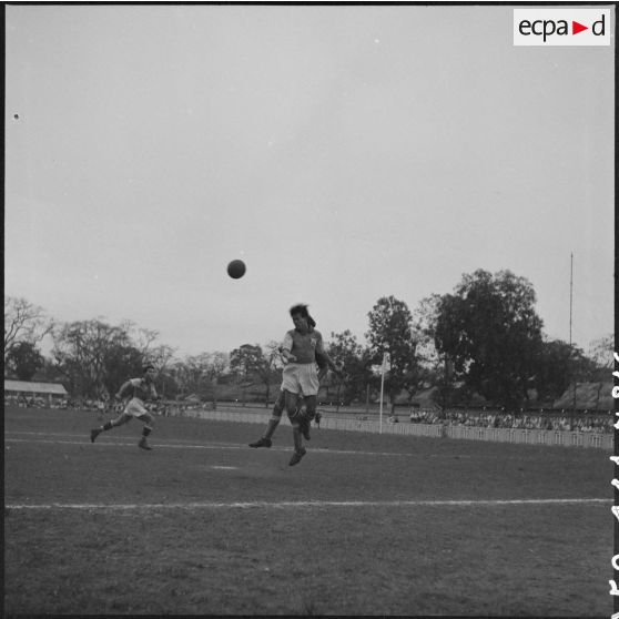 Match de football opposant l'équipe de Nam Hoa à l'équipe militaire.